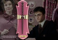 Harry Potter - Bacchetta di Dolores Umbridge con Espositore - Prodotto ufficiale © Warner Bros. Entertainment Inc.