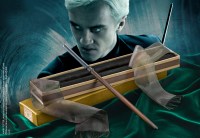 Harry Potter - Bacchetta di Draco Malfoy - Confezione Olivander - Prodotto ufficiale © Warner Bros. Entertainment Inc.