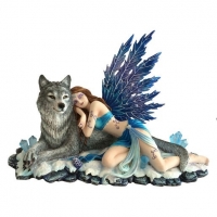 Fate - Fata che riposa sul suo lupo - Statuetta realizzata in resina e dipinta a mano